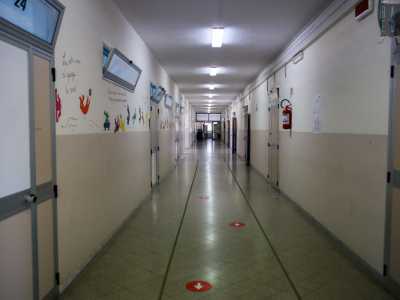 Percorriamo i lunghi corridoi dove si aprono le porte delle classi...